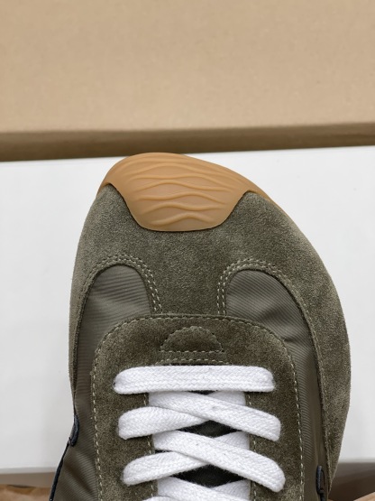 LOEWE Ballet Runner系列 “咸菜绿”男款