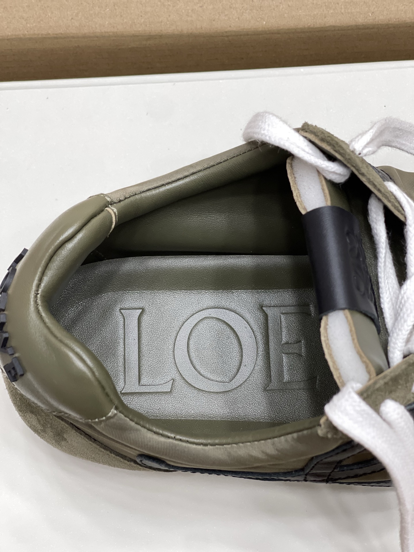 LOEWE Ballet Runner系列 “咸菜绿”男款