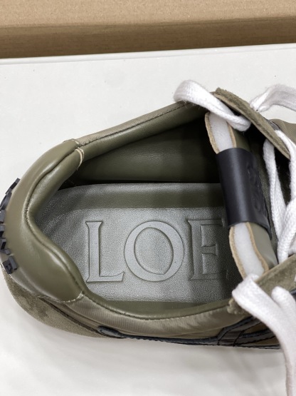 LOEWE Ballet Runner系列 “咸菜绿”男款