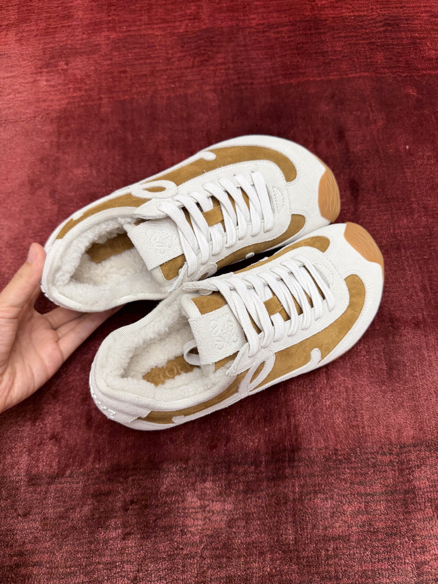 LOEWE Ballet Runner系列 “毛毛”男女同款