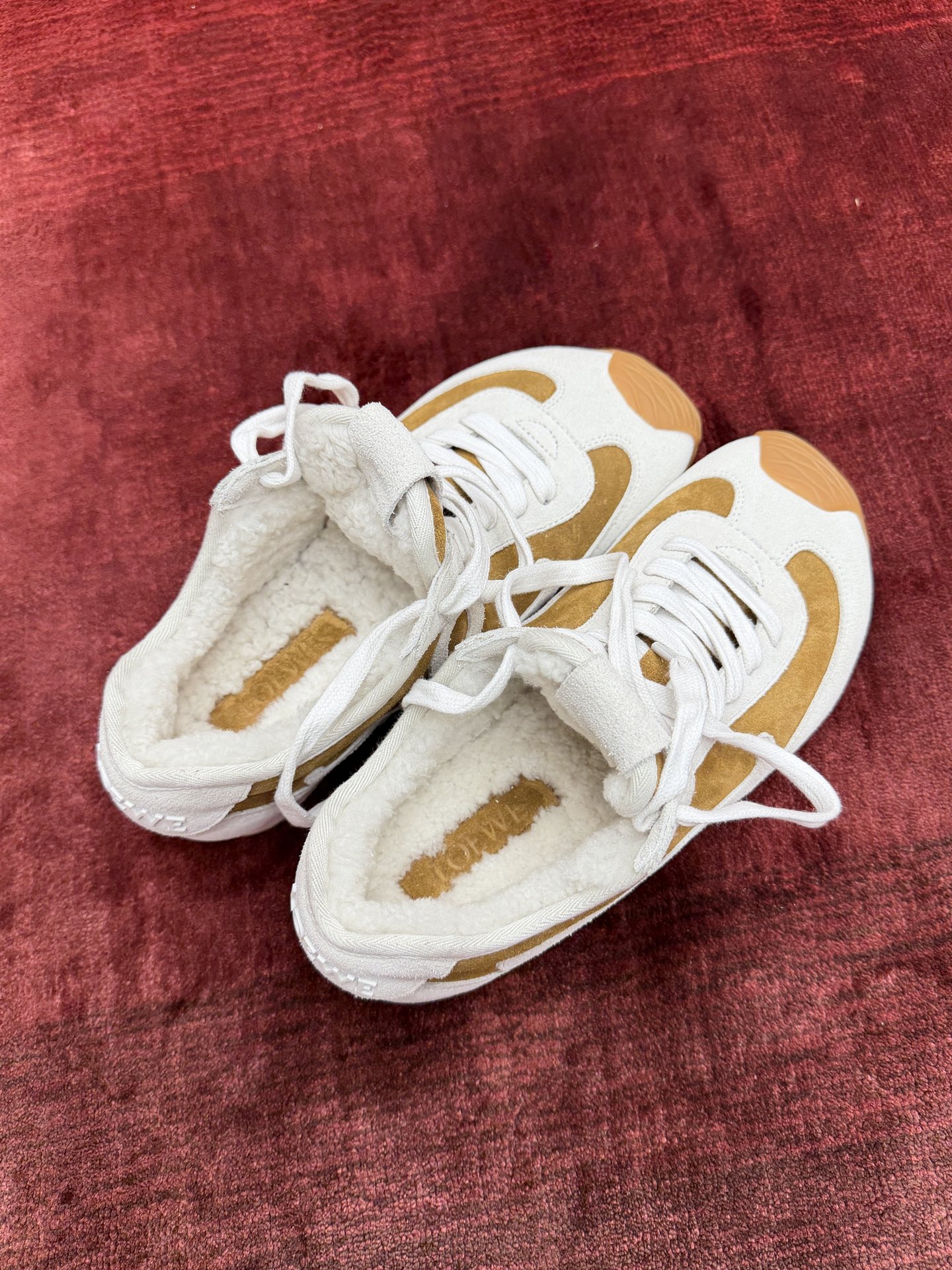 LOEWE Ballet Runner系列 “毛毛”男女同款