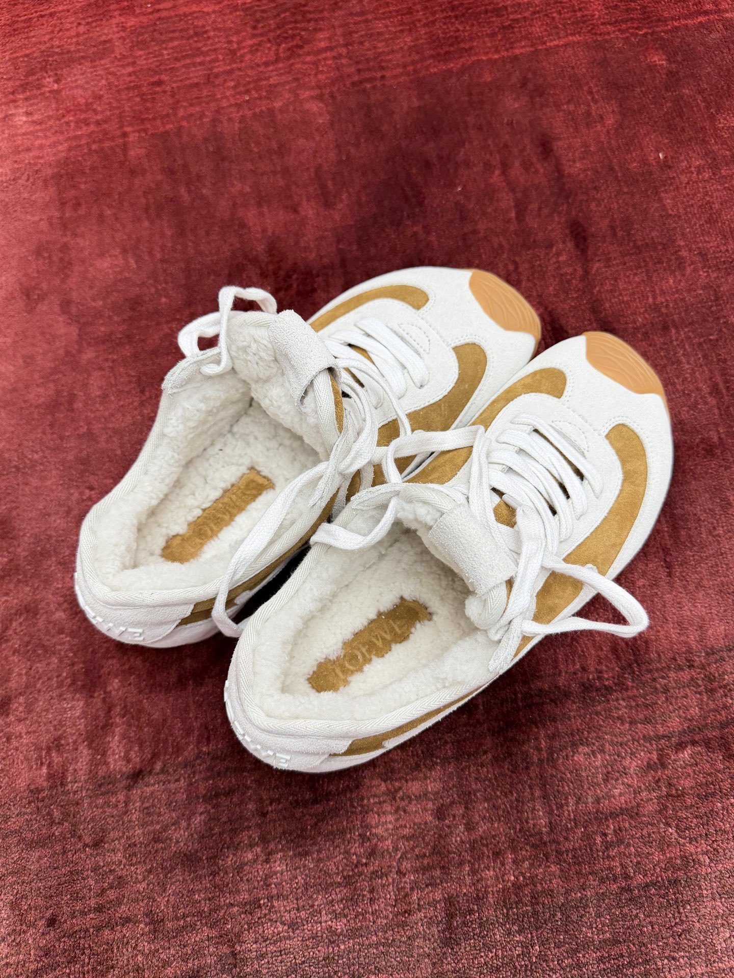 LOEWE Ballet Runner系列 “毛毛”男女同款