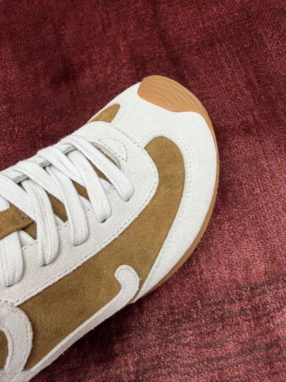 LOEWE Ballet Runner系列 “毛毛”男女同款