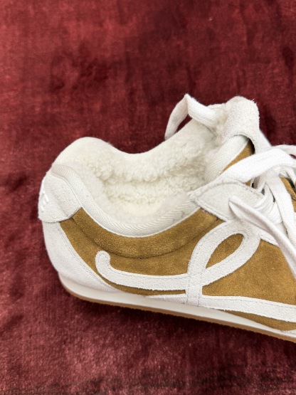 LOEWE Ballet Runner系列 “毛毛”男女同款