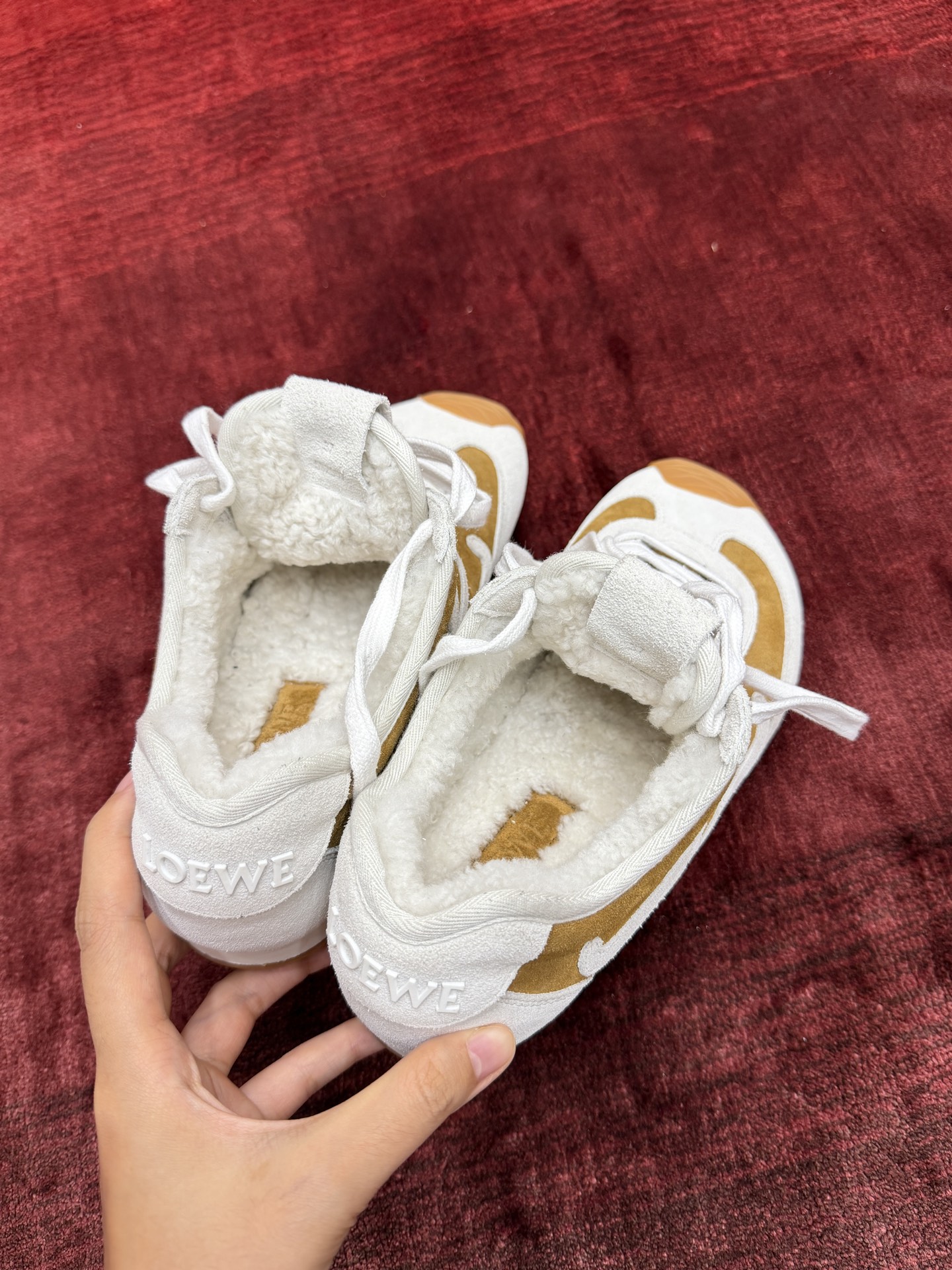 LOEWE Ballet Runner系列 “毛毛”男女同款