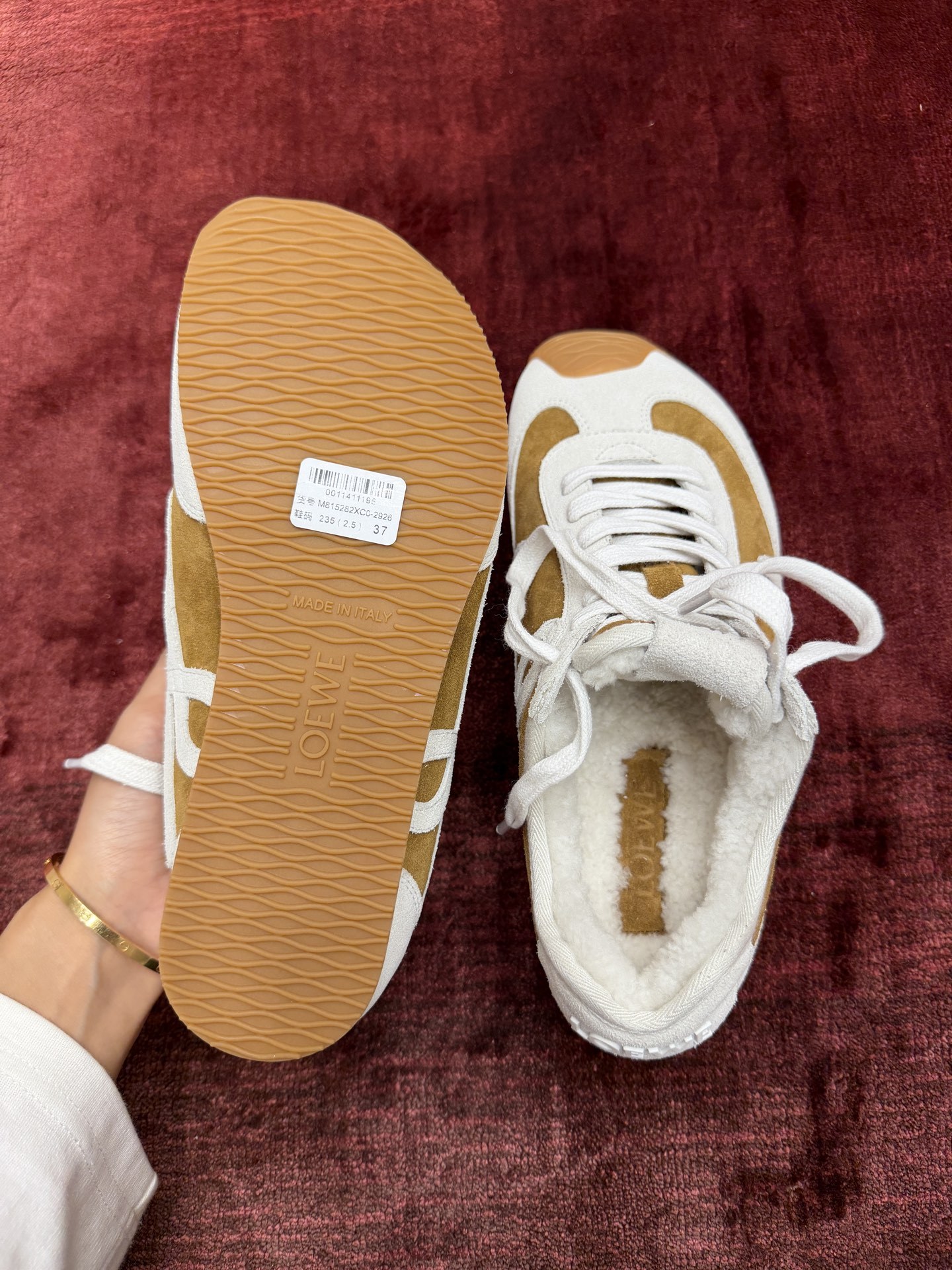 LOEWE Ballet Runner系列 “毛毛”男女同款