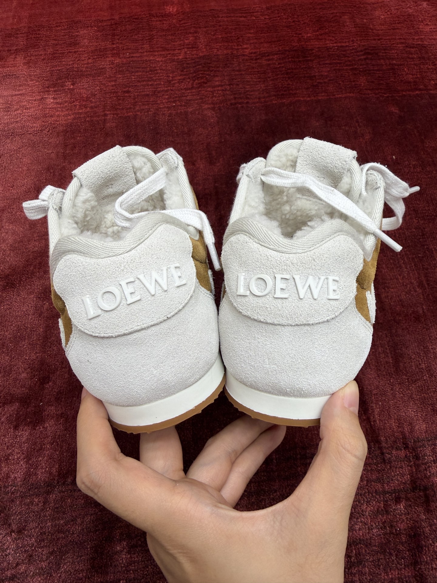 LOEWE Ballet Runner系列 “毛毛”男女同款