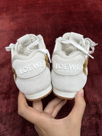 LOEWE Ballet Runner系列 “毛毛”男女同款