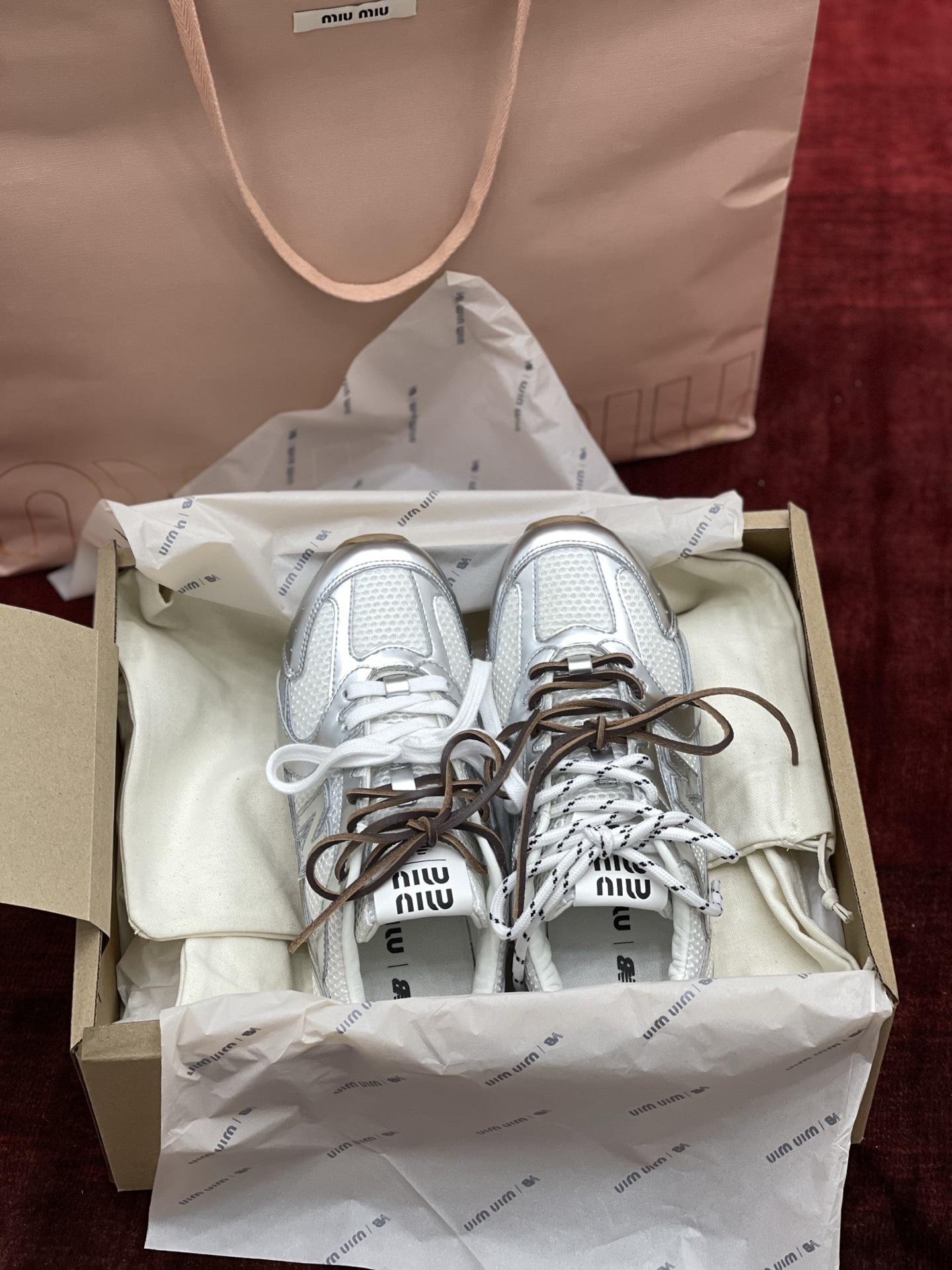 MiuMiu x NB530系列 “银白”