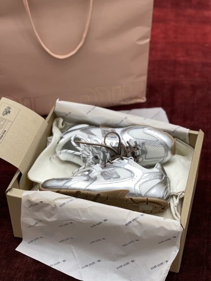 MiuMiu x NB530系列 “银白”