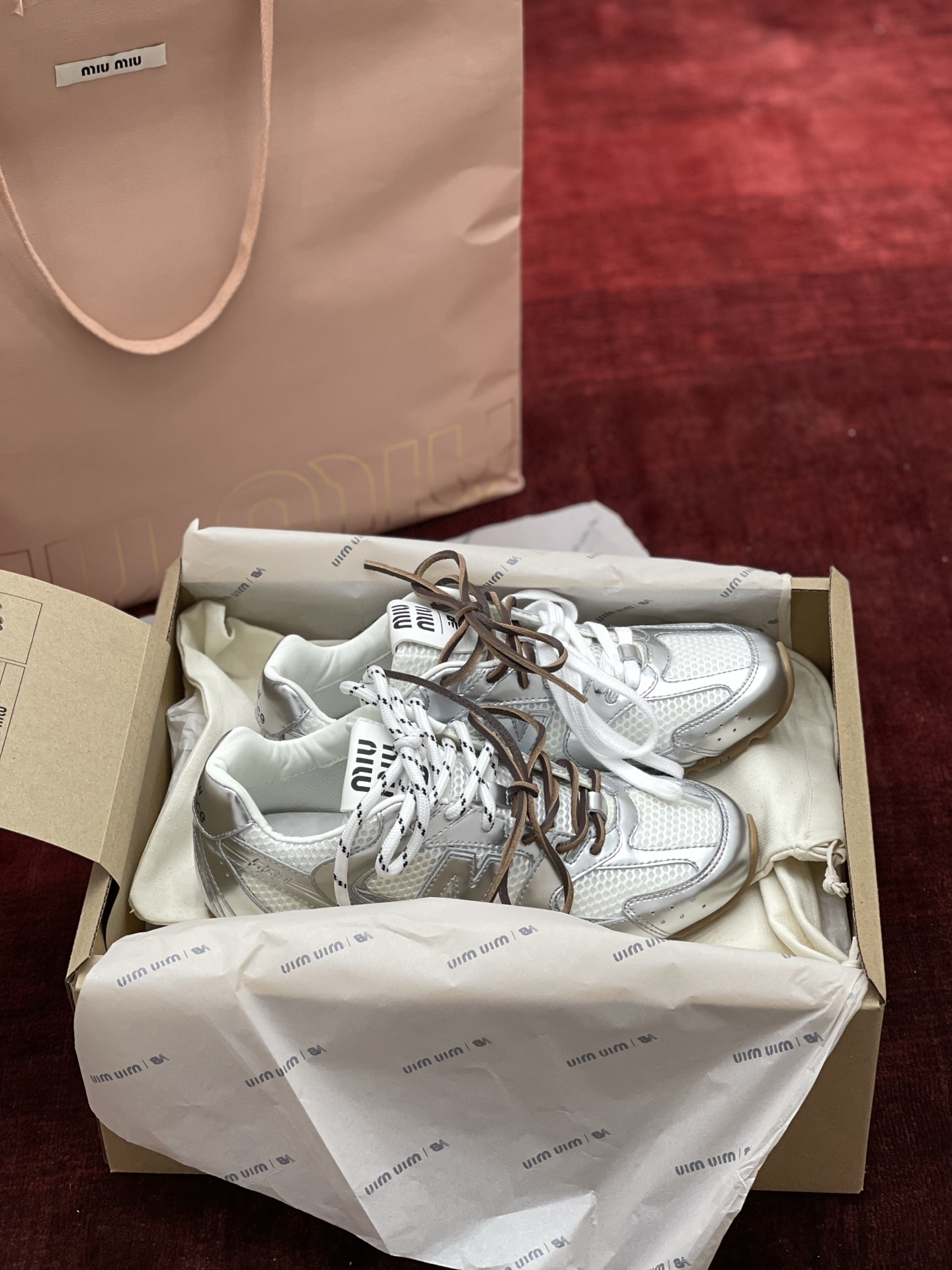 MiuMiu x NB530系列 “银白”