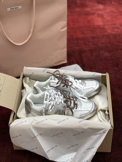 MiuMiu x NB530系列 “银白”