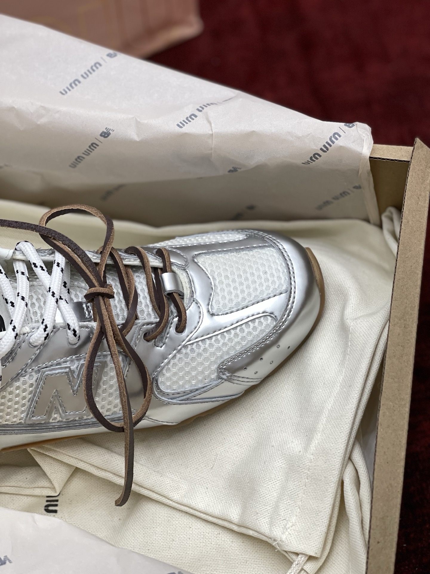 MiuMiu x NB530系列 “银白”