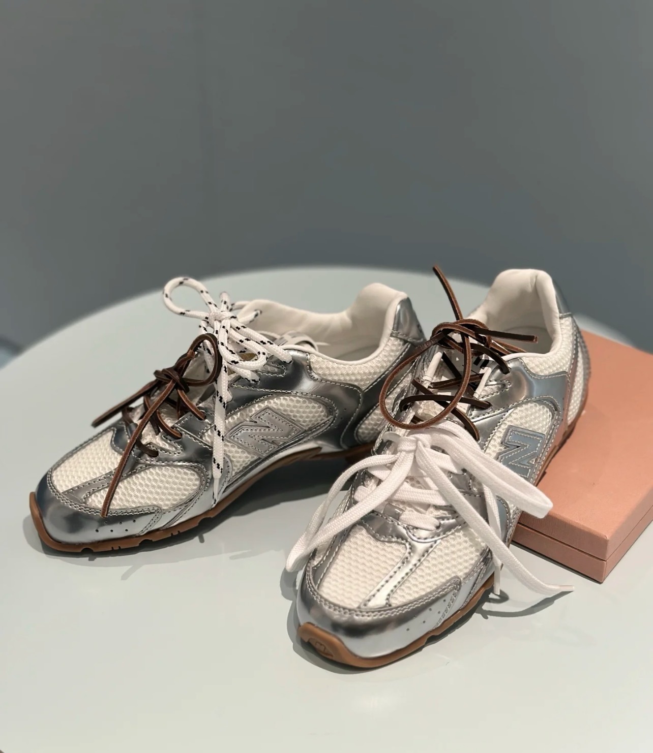 MiuMiu x NB530系列 “银白”