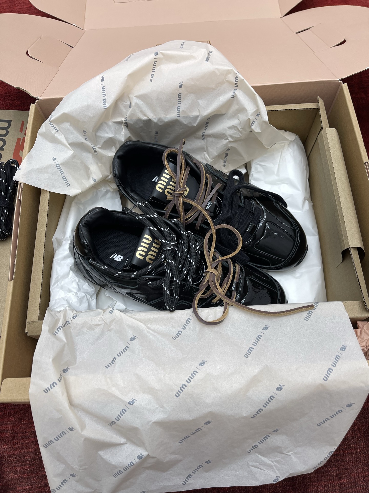 MiuMiu x NB530系列 “黑漆皮”女款