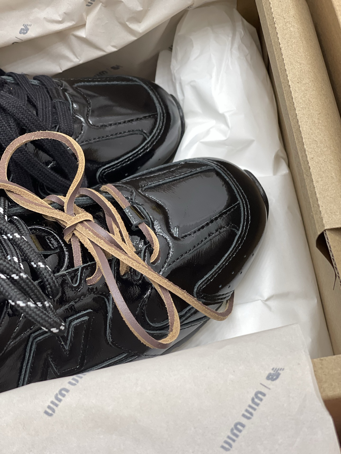 MiuMiu x NB530系列 “黑漆皮”女款