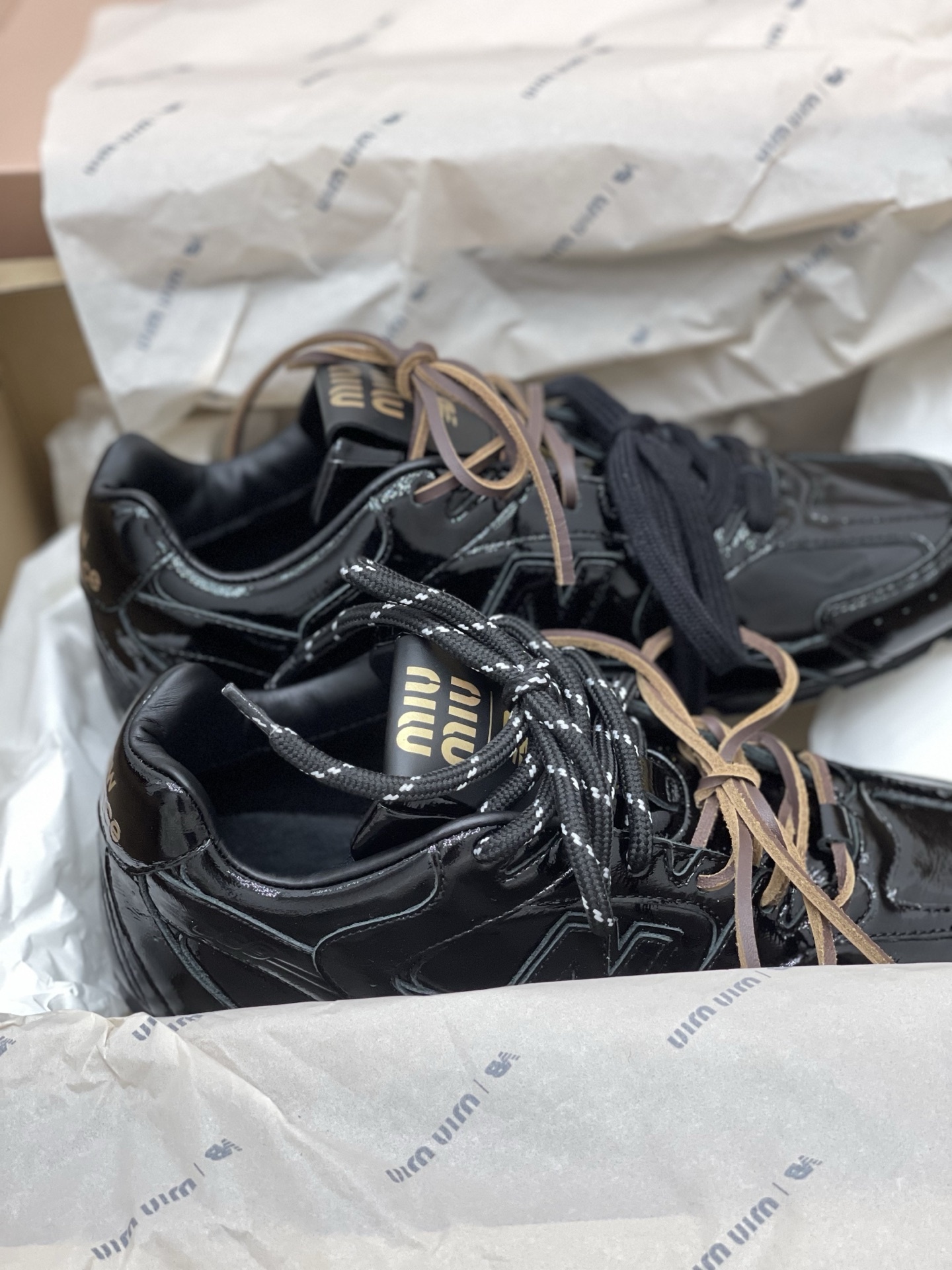 MiuMiu x NB530系列 “黑漆皮”女款