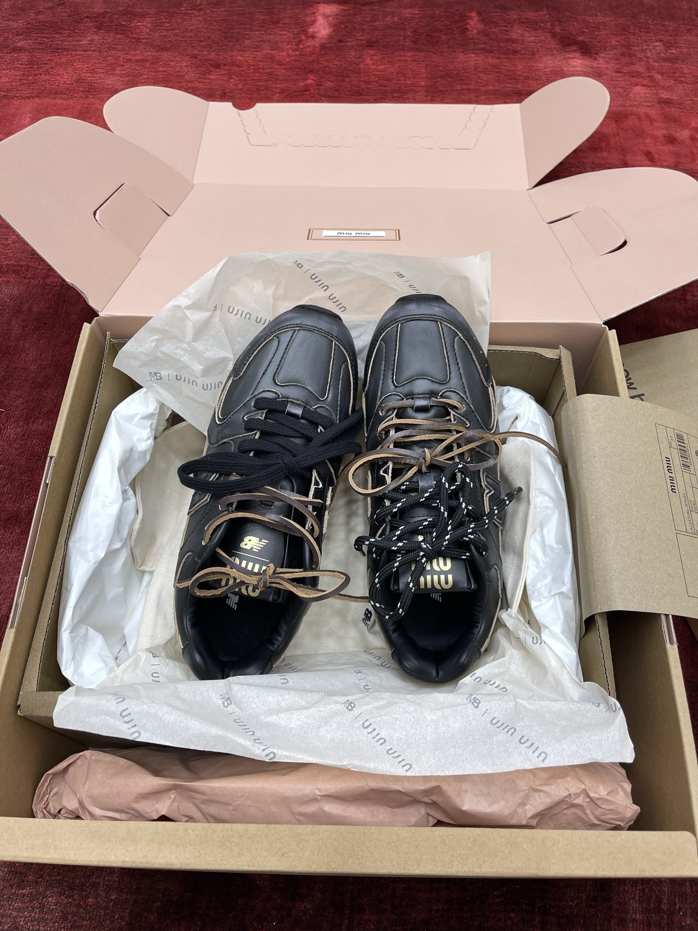 MiuMiu x NB530系列 “黑皮”男女同款