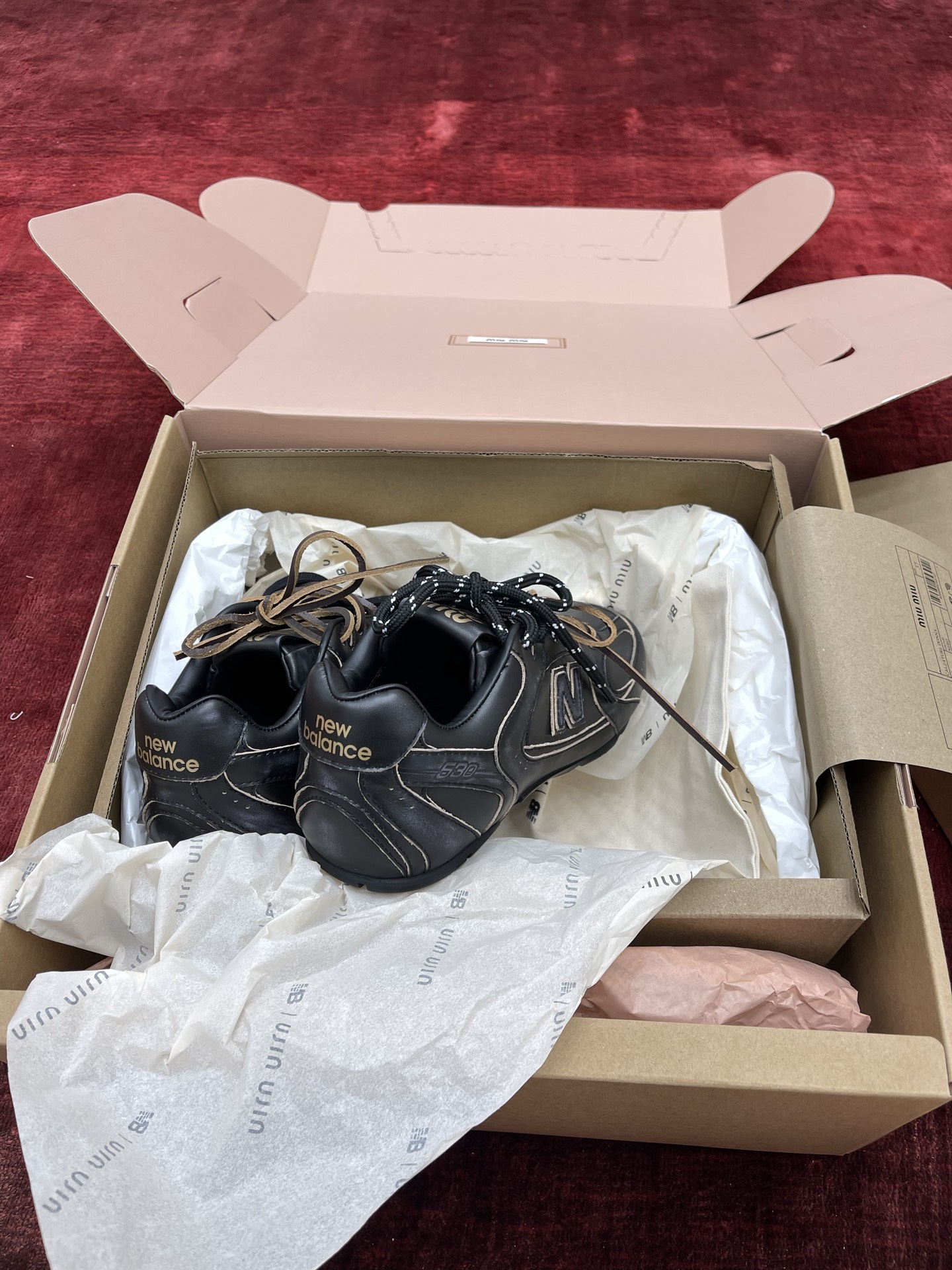 MiuMiu x NB530系列 “黑皮”男女同款