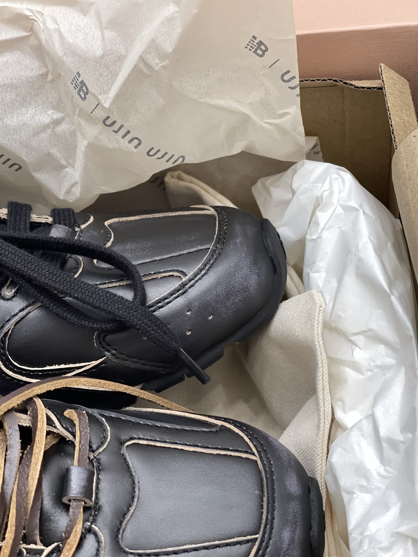 MiuMiu x NB530系列 “黑皮”男女同款