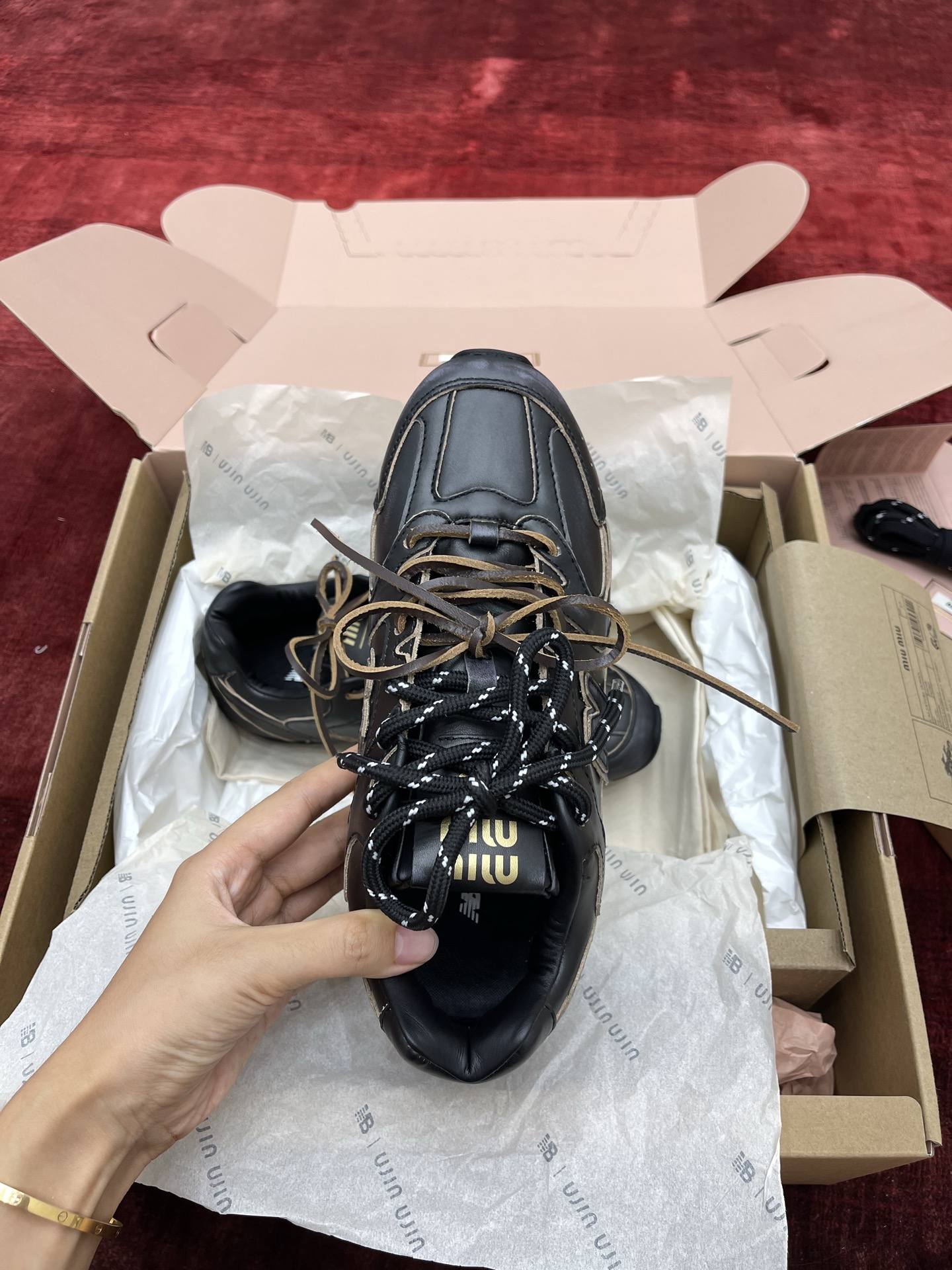 MiuMiu x NB530系列 “黑皮”男女同款