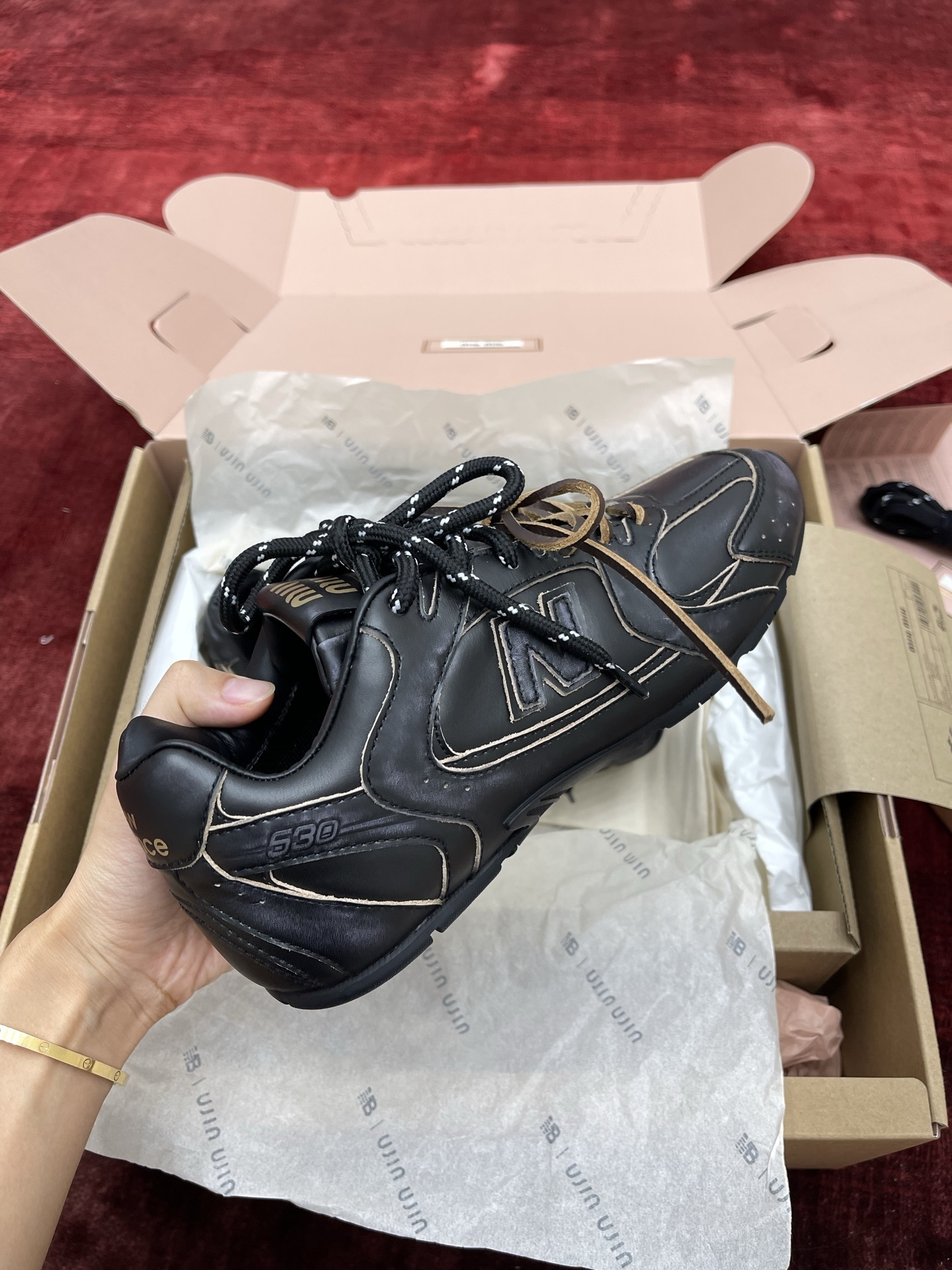 MiuMiu x NB530系列 “黑皮”男女同款