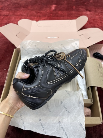 MiuMiu x NB530系列 “黑皮”男女同款