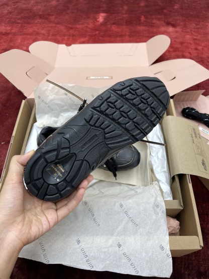 MiuMiu x NB530系列 “黑皮”男女同款