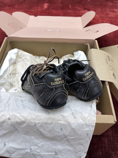 MiuMiu x NB530系列 “黑皮”男女同款