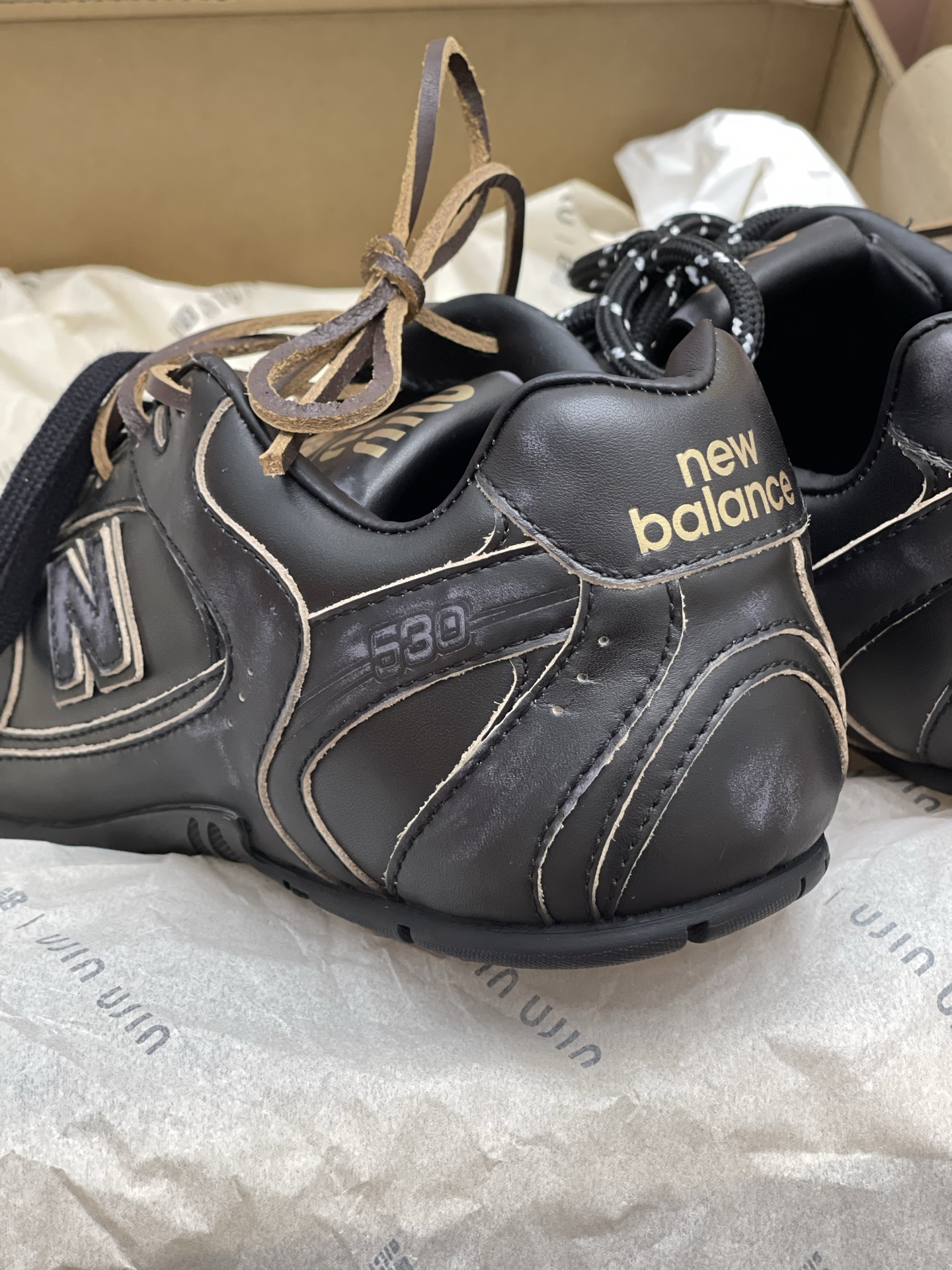 MiuMiu x NB530系列 “黑皮”男女同款