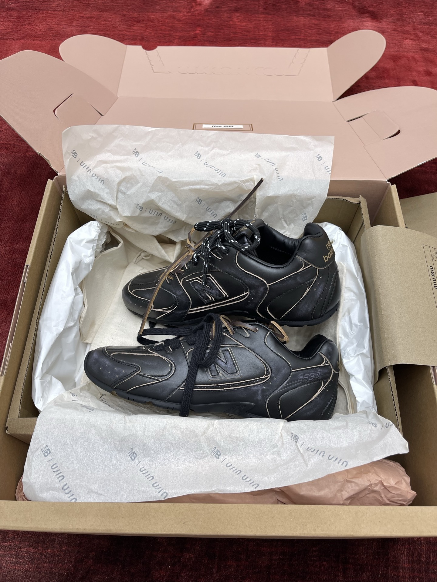 MiuMiu x NB530系列 “黑皮”男女同款