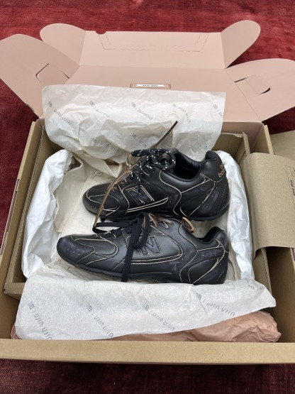 MiuMiu x NB530系列 “黑皮”男女同款