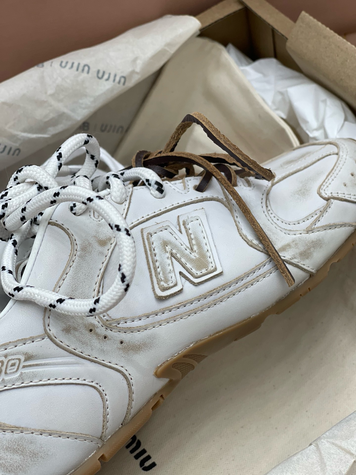 MiuMiu x NB530系列 “白皮”男女同款