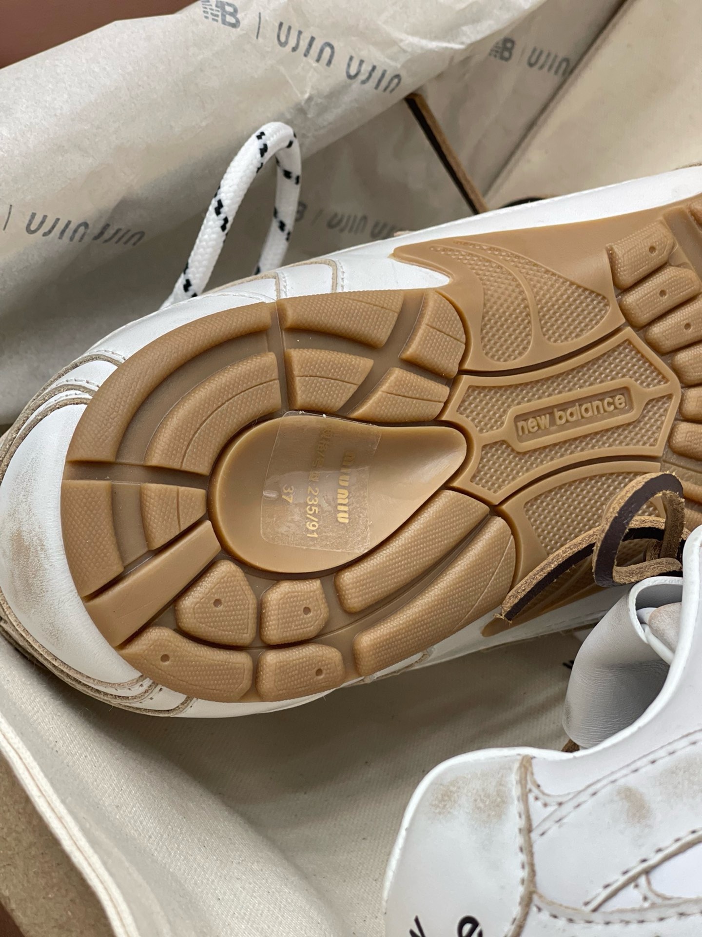 MiuMiu x NB530系列 “白皮”男女同款