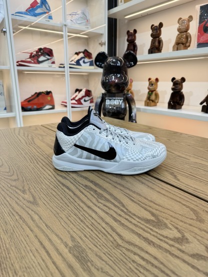 Kobe 5 Protro 白灰斑馬 "Zebra"  尺碼 40-48.5 CD4991-003