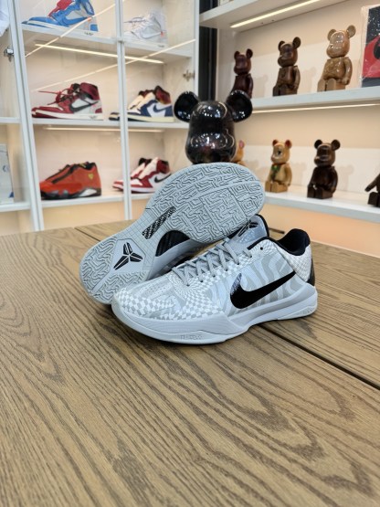 Kobe 5 Protro 白灰斑馬 "Zebra"  尺碼 40-48.5 CD4991-003