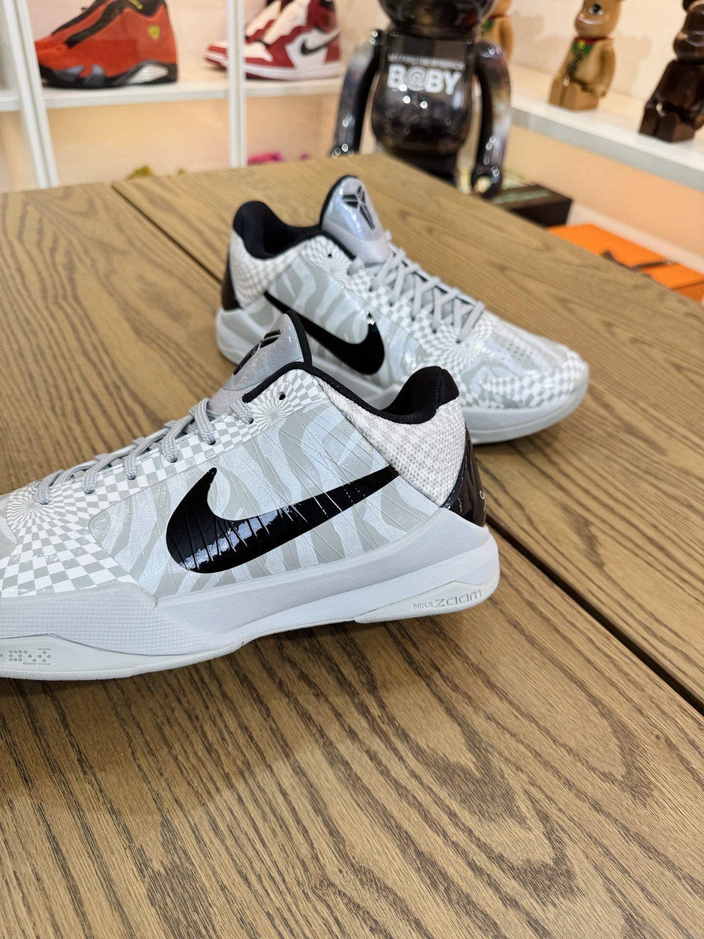 Kobe 5 Protro 白灰斑馬 "Zebra"  尺碼 40-48.5 CD4991-003