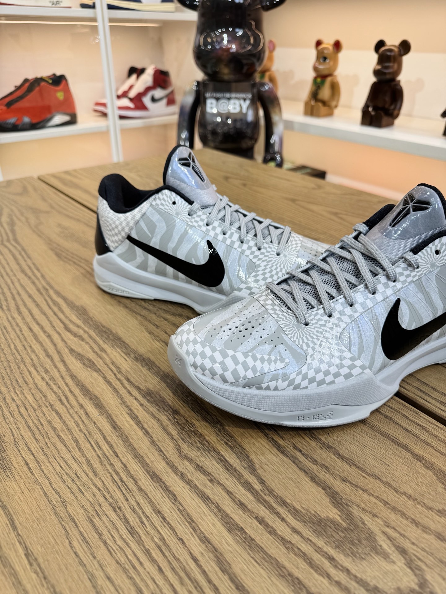 Kobe 5 Protro 白灰斑馬 "Zebra"  尺碼 40-48.5 CD4991-003