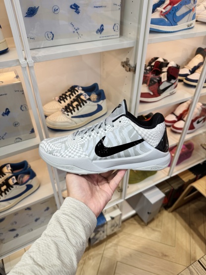 Kobe 5 Protro 白灰斑馬 "Zebra"  尺碼 40-48.5 CD4991-003