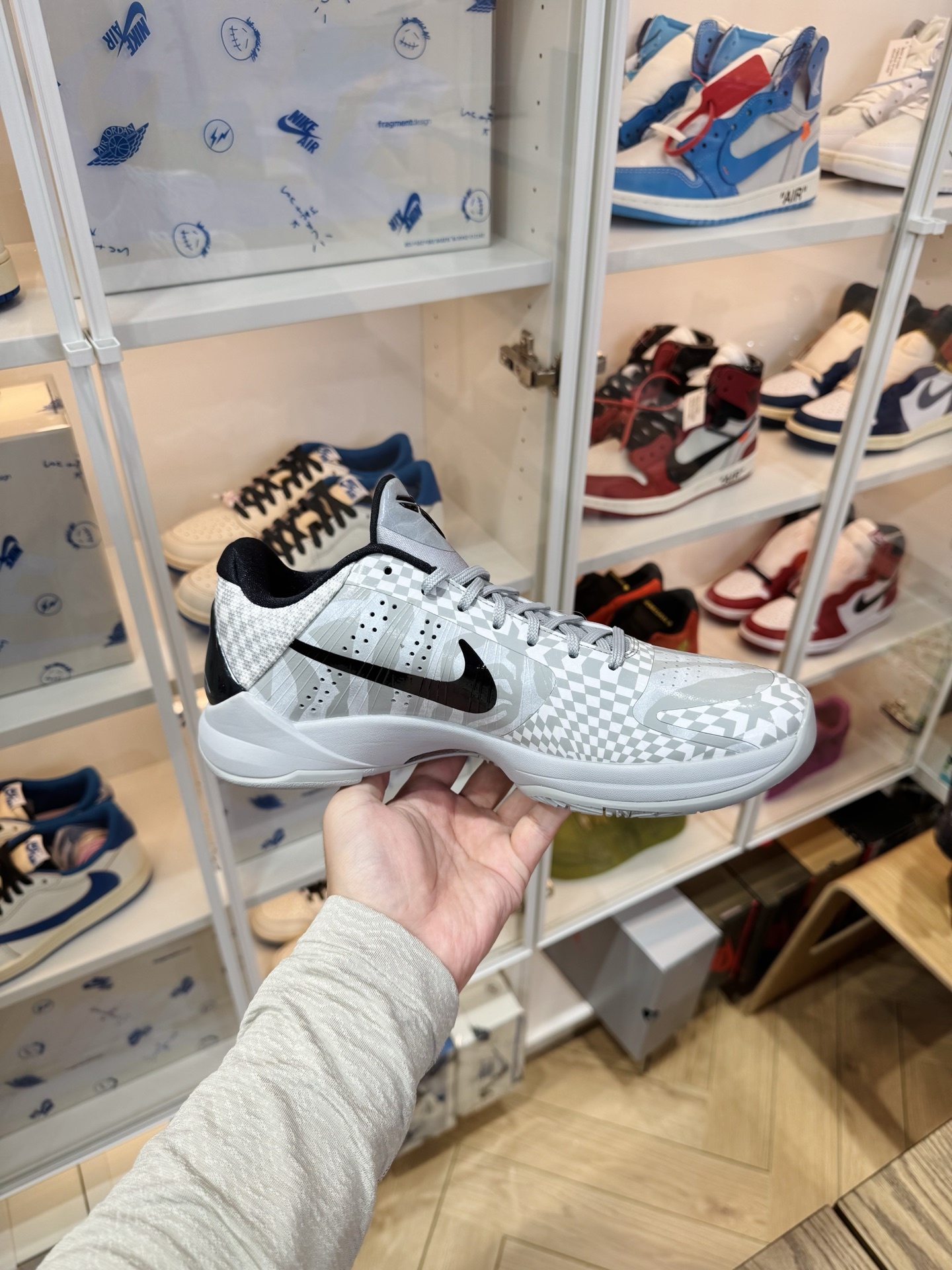Kobe 5 Protro 白灰斑馬 "Zebra"  尺碼 40-48.5 CD4991-003