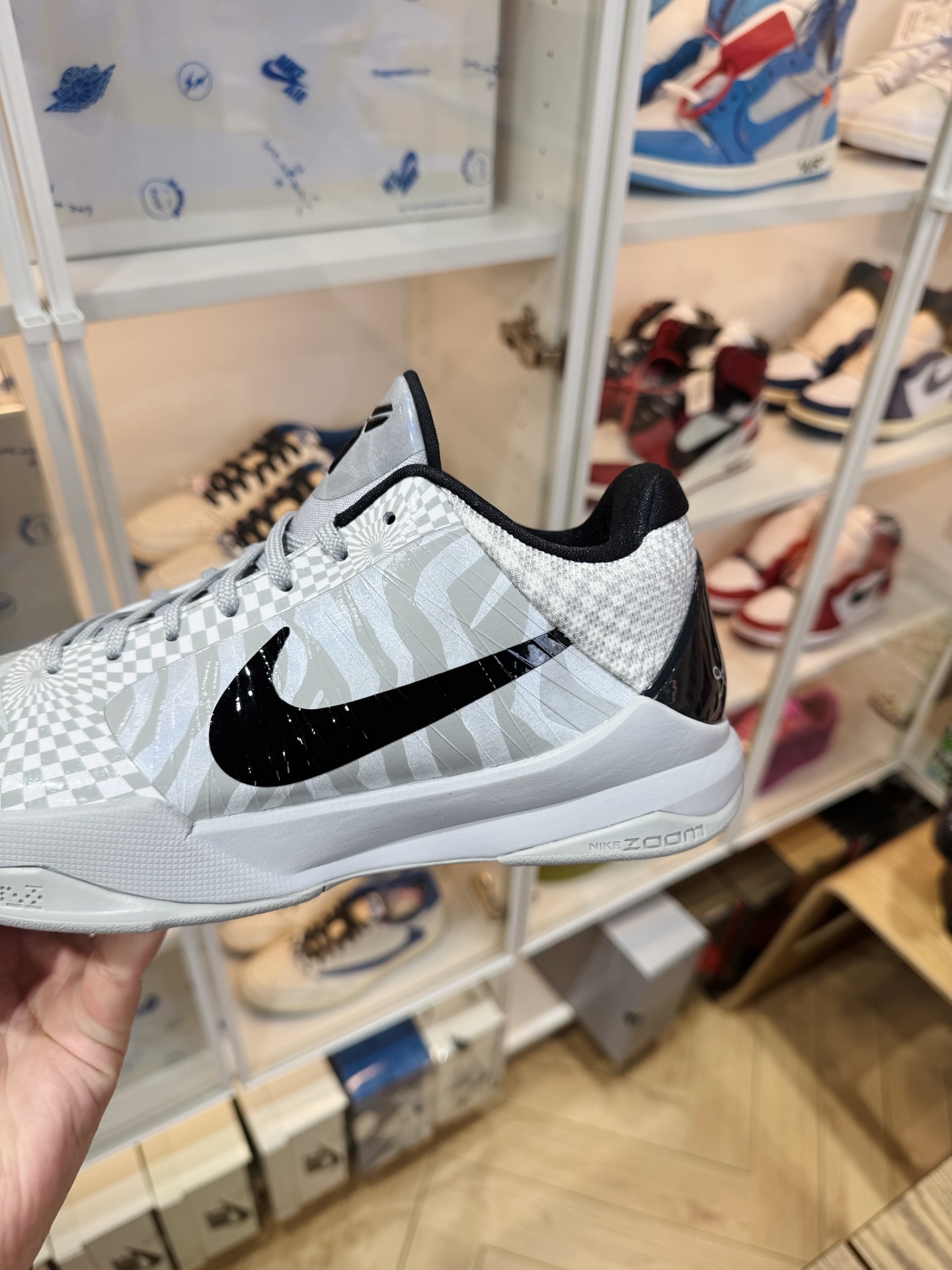 Kobe 5 Protro 白灰斑馬 "Zebra"  尺碼 40-48.5 CD4991-003