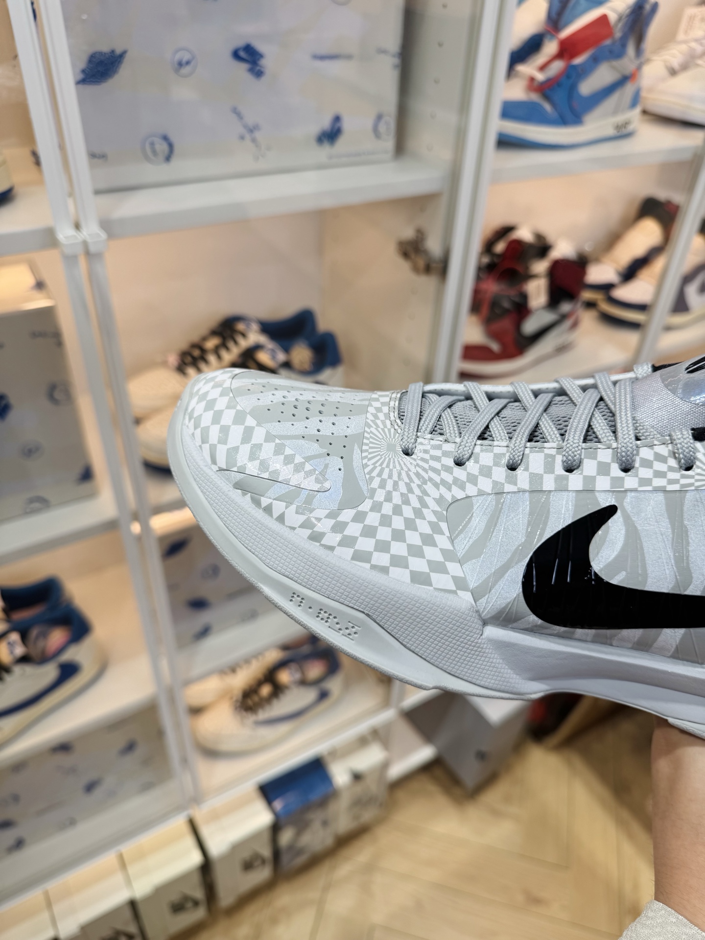 Kobe 5 Protro 白灰斑馬 "Zebra"  尺碼 40-48.5 CD4991-003