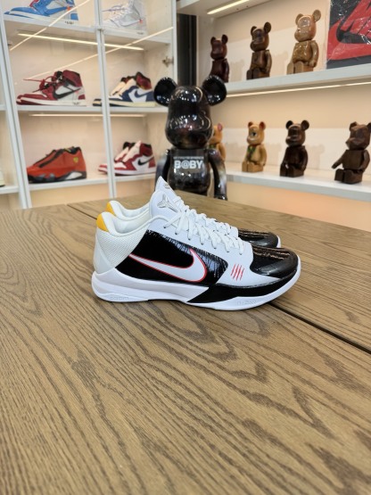Kobe 5 Protro 黑白李小龍  Bruce Lee Alt CD4991-101 尺碼 40-48.5「US7-14」