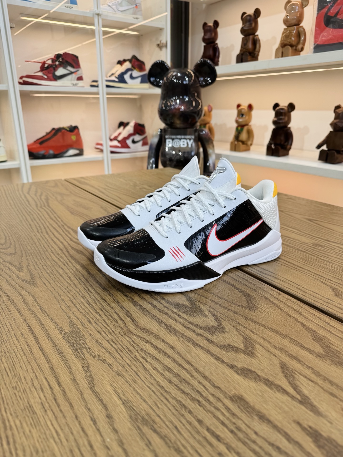 Kobe 5 Protro 黑白李小龍 Bruce Lee Alt CD4991-101 尺碼 40-48.5「US7-14」