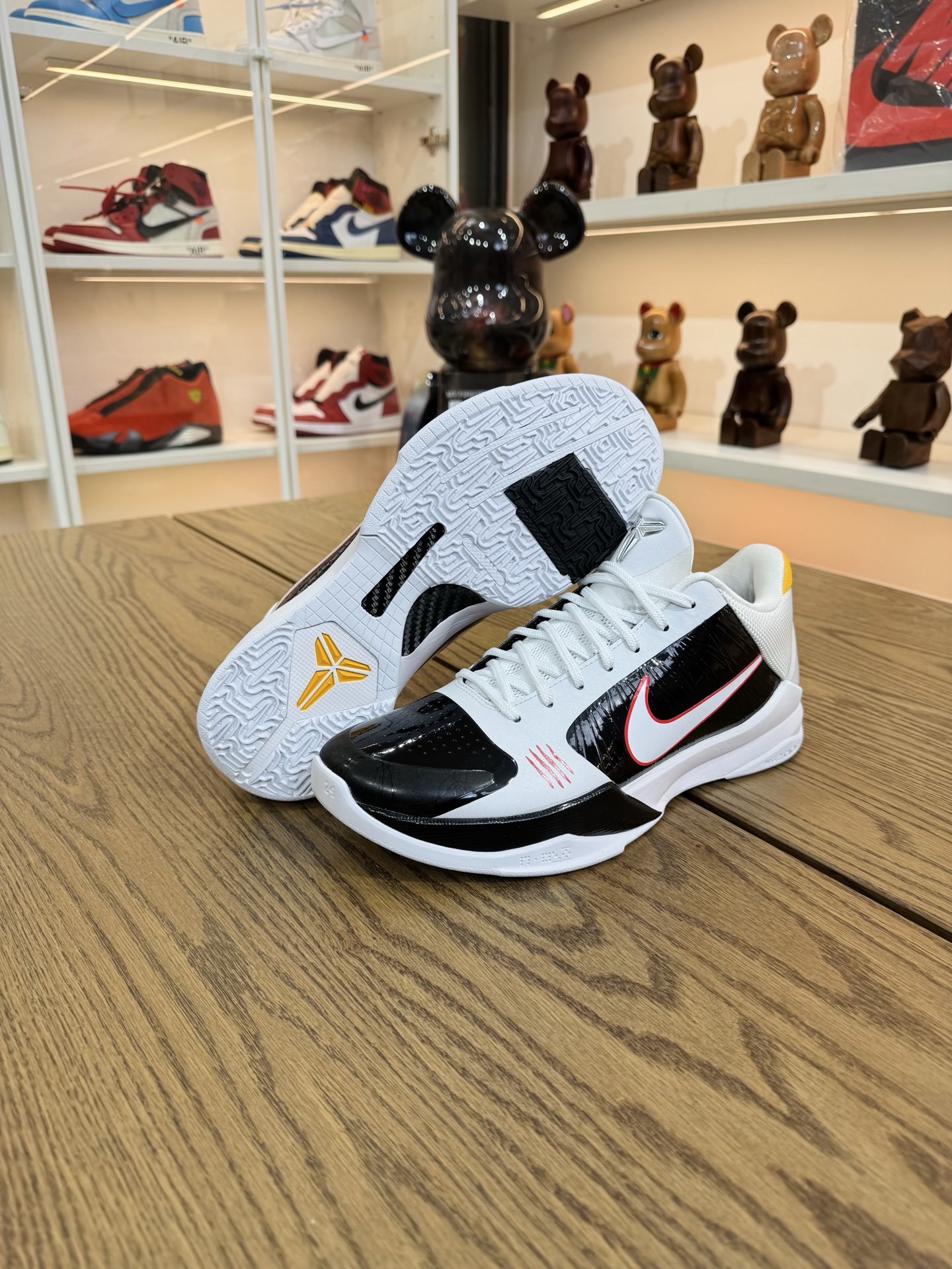 Kobe 5 Protro 黑白李小龍  Bruce Lee Alt CD4991-101 尺碼 40-48.5「US7-14」