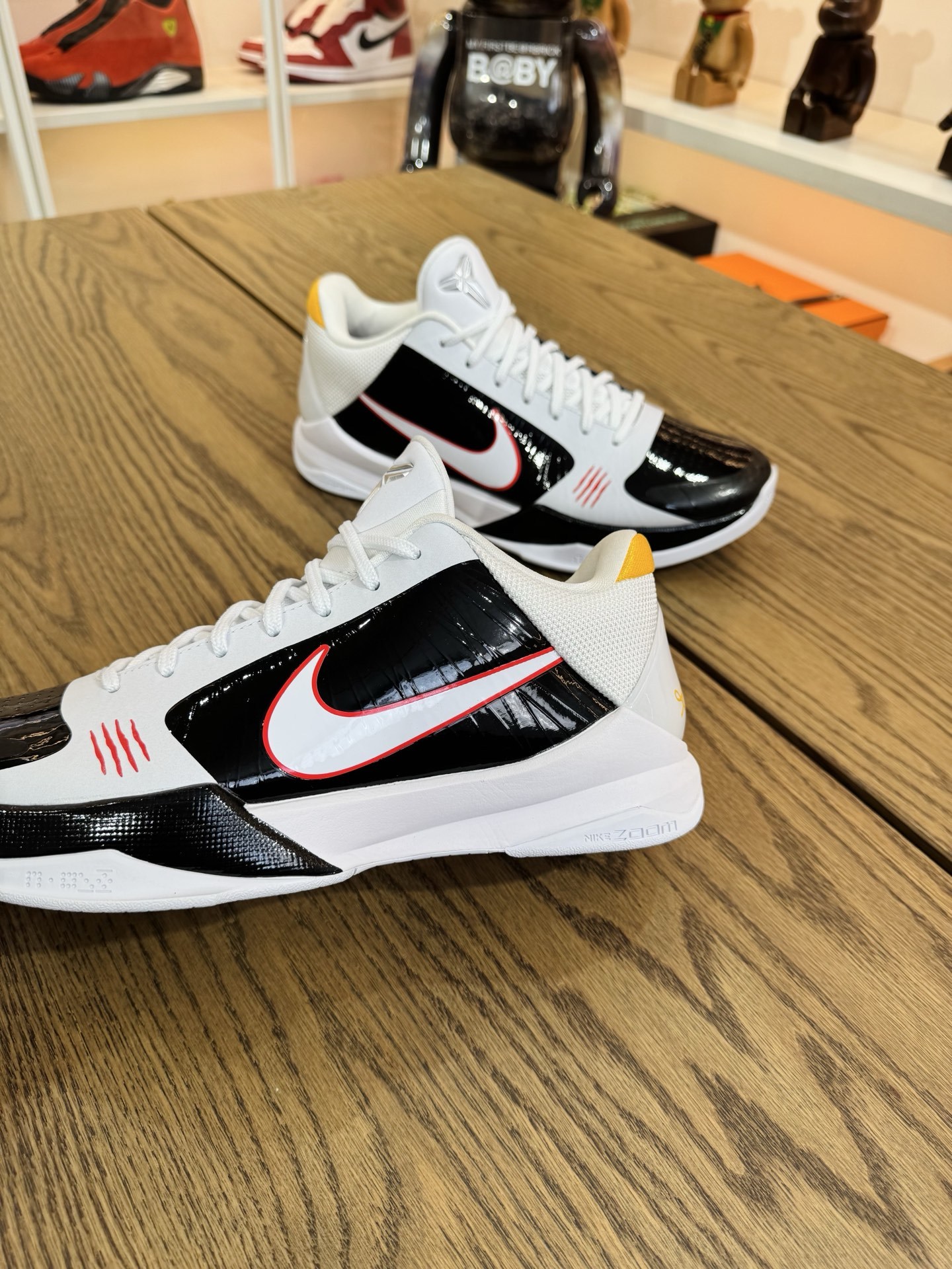 Kobe 5 Protro 黑白李小龍  Bruce Lee Alt CD4991-101 尺碼 40-48.5「US7-14」