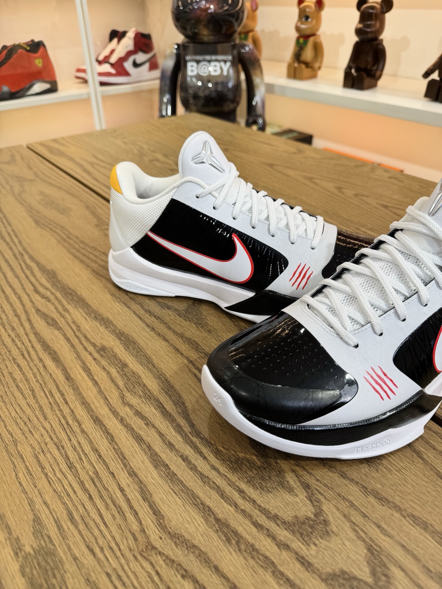 Kobe 5 Protro 黑白李小龍  Bruce Lee Alt CD4991-101 尺碼 40-48.5「US7-14」