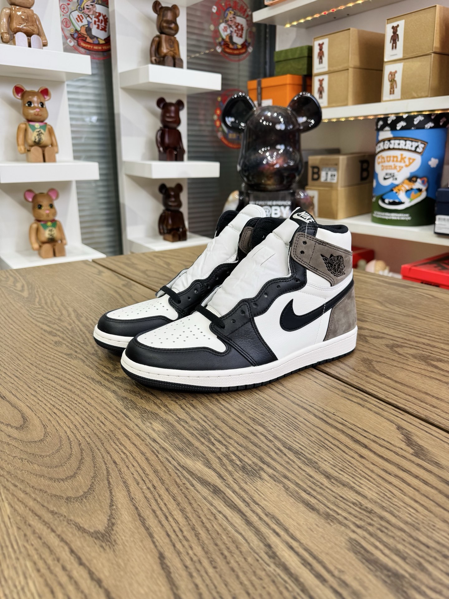 AJ1 Retro High OG Dark Mocha 黑摩卡 小倒鉤 尺碼 40.5-48.5「US7.5-14」 555088-105