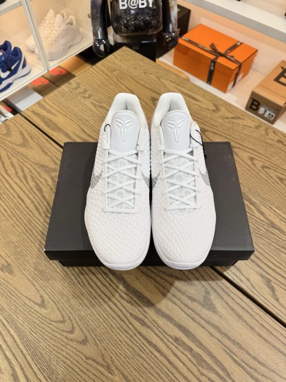Kobe 6 PE款 Fade To White 純白Halo