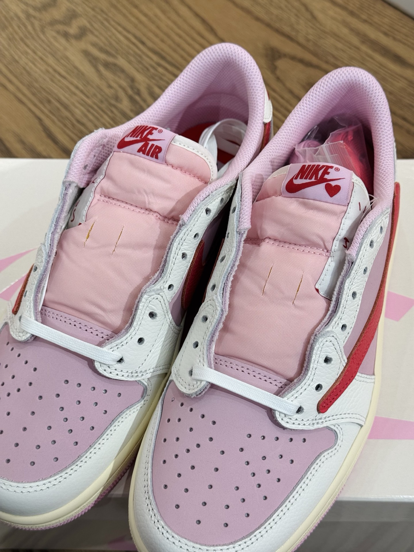  Travis Scott AJ1 Low OG 倒鈎 No.11代 粉色紅鈎 IQ7604-101